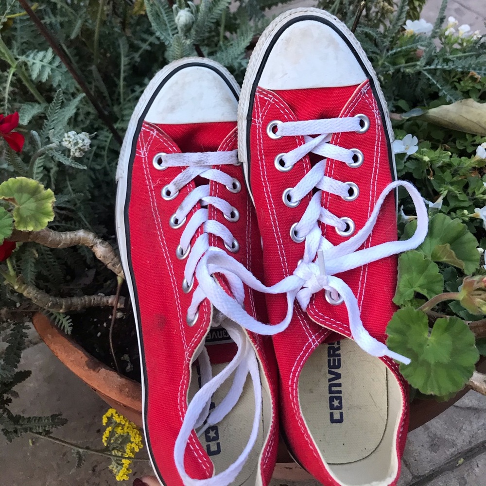 Red short top converse